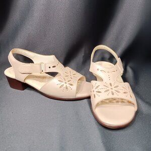 SAS Handcrafted Comfort Shoes Sunburst Cream Sandals Size 8 WW {CH}